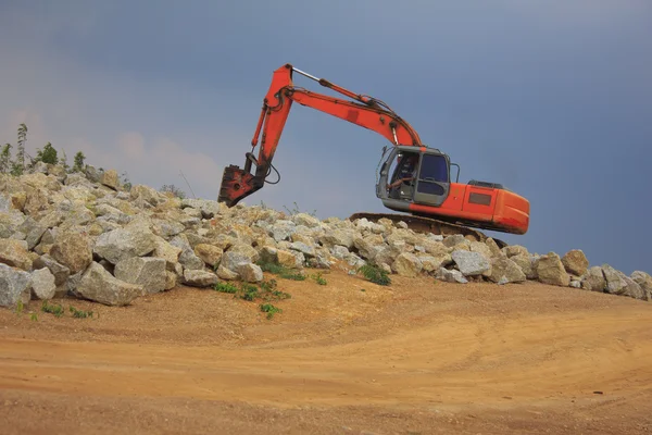 Retroexcavadora en un sitio de construcción — Foto de Stock