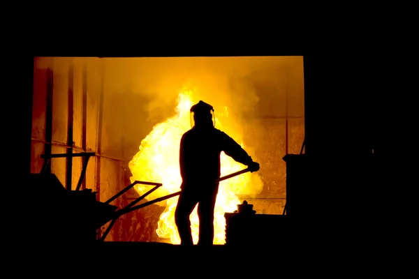 鉄の溶解、鋳造所でハードワーク — ストック写真