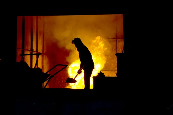 Travail acharné dans une fonderie, fonte du fer — Photo