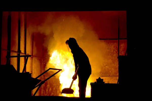 Harte Arbeit in einer Gießerei, wo Eisen geschmolzen wird — Stockfoto
