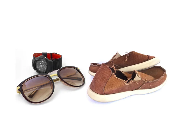 Солнечные очки и старые красные кроссовки. — стоковое фото