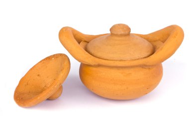 toprak kap kapağı yan beyaz arka plan ile. 