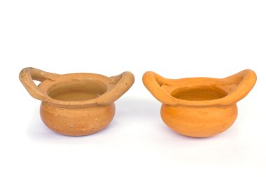 toprak kap kapağı yan beyaz arka plan ile. 