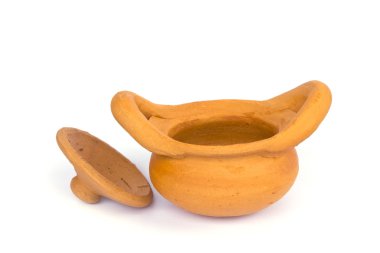 toprak kap kapağı yan beyaz arka plan ile. 