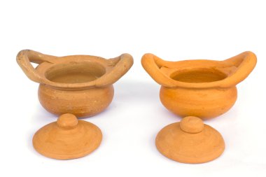 toprak kap kapağı yan beyaz arka plan ile. 