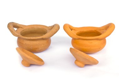 toprak kap kapağı yan beyaz arka plan ile. 