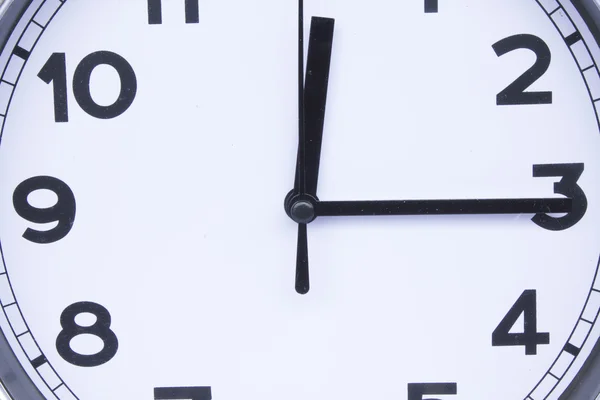Zegar, na białym tle. to prawie jedna godzina! — Zdjęcie stockowe