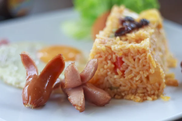 Amerikaanse gebakken rijst met ei ham en worst — Stockfoto