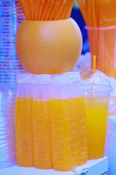 Бутылки апельсинового сока охлажденные на льду — стоковое фото