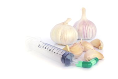 bitkisel ilaçlar ve hafif renkli arka plan üzerinde sarımsak