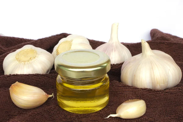 Bulbos de ajo y tarro de miel como alimentación saludable —  Fotos de Stock