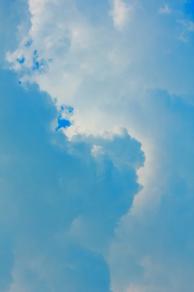 Blauwe lucht met witte wolken. — Stockfoto