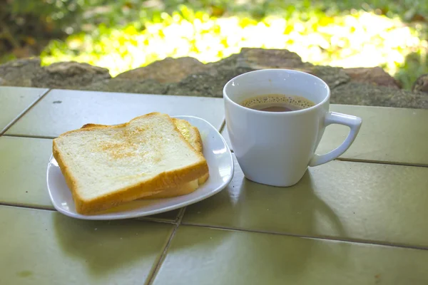 Kahve ekmek defter ve kitap, yeşil orman arka plan - stok — Stok fotoğraf
