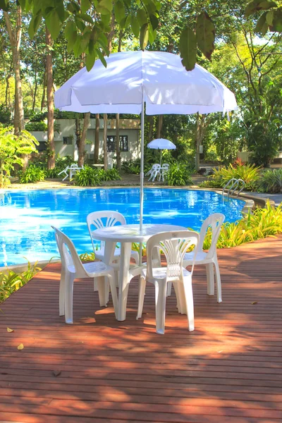 Muebles de jardín de plástico blanco mesa y sillas noche de verano  - — Foto de Stock