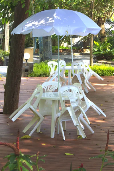 White plastic garden furniture table and chairs summer evening - — Stock Photo, Image