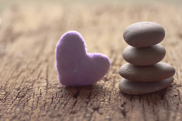 Piedras Zen y Corazón violeta en madera - Stock Image —  Fotos de Stock