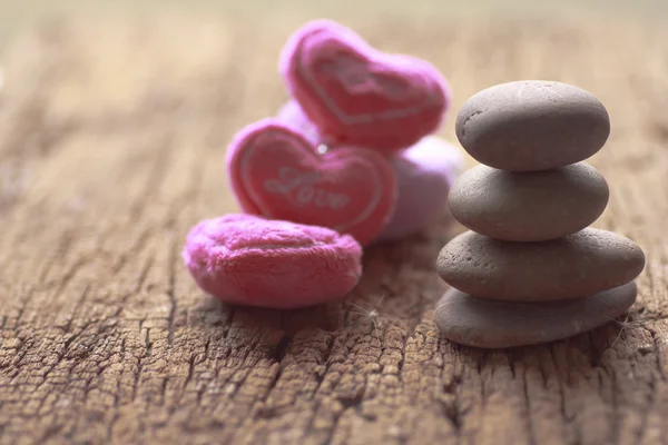 Piedras Zen y Corazón violeta en madera - Stock Image —  Fotos de Stock