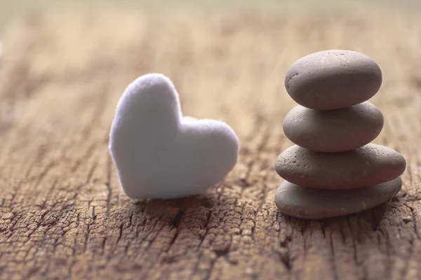 Piedras Zen y Corazón violeta en madera - Stock Image —  Fotos de Stock