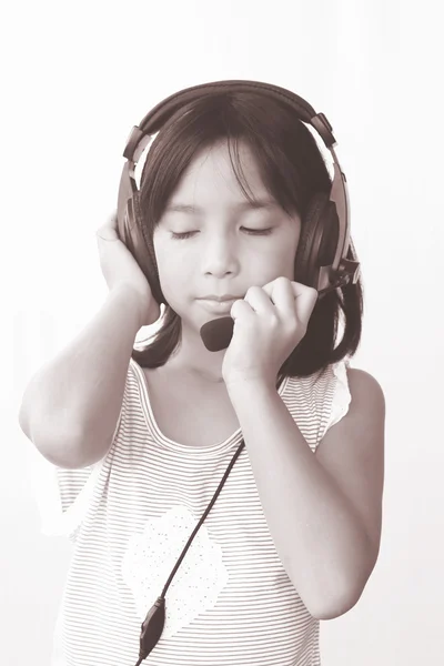 Linda niña escuchando música con auriculares - Stock Imag — Foto de Stock