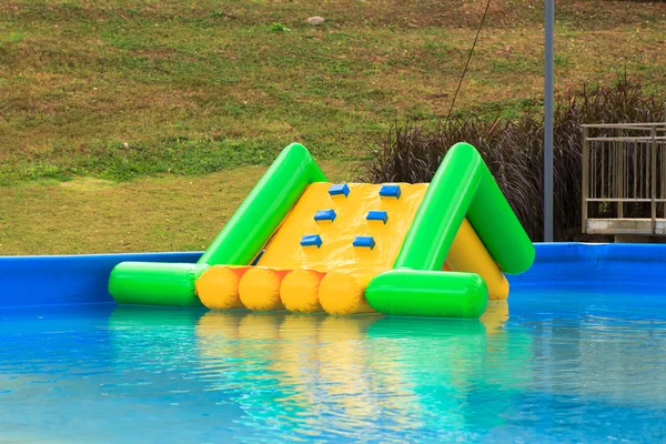 Kunststof schuifregelaar in zwembad - Stock beeld — Stockfoto