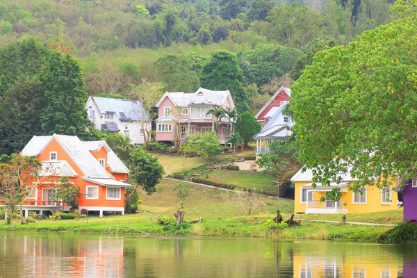 Centro turístico de montaña Reflejando en el lago - Imagen de stock —  Fotos de Stock