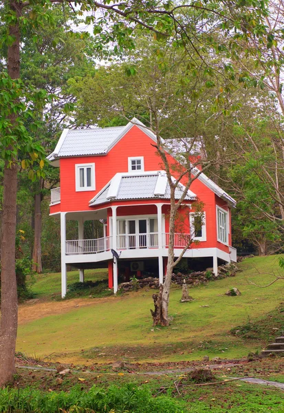 Casa di periferia con giardino - Immagine Stock — Foto Stock