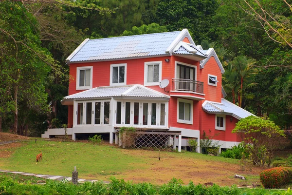 Maison de banlieue avec jardin - Image stock — Photo