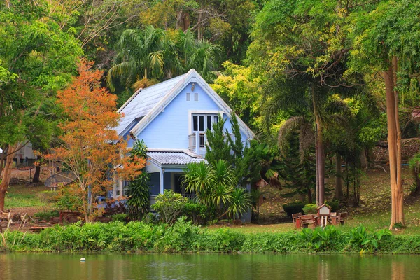 Suburban huis met tuin - Stock beeld — Stockfoto