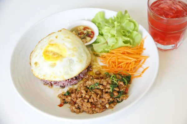 Arroz frito de manjericão com carne de porco picada - Imagem stock — Fotografia de Stock