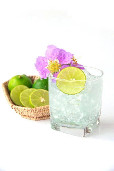 Стакан воды с лимоном и мятой - Stock Image — стоковое фото