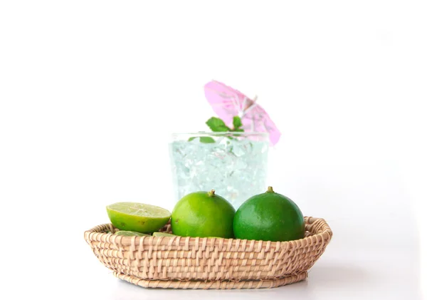 Limão no cesto. - Imagem stock — Fotografia de Stock