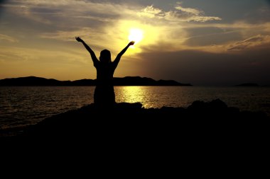 kadın ve günbatımı - stok görüntü