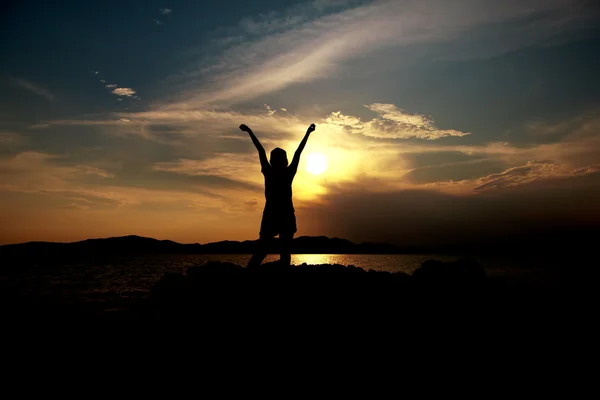 Vrouw en sunset - Stock beeld — Stockfoto