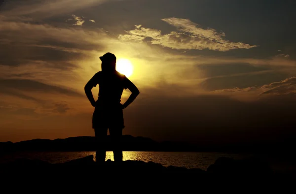 Mulher e pôr do sol - Imagem stock — Fotografia de Stock