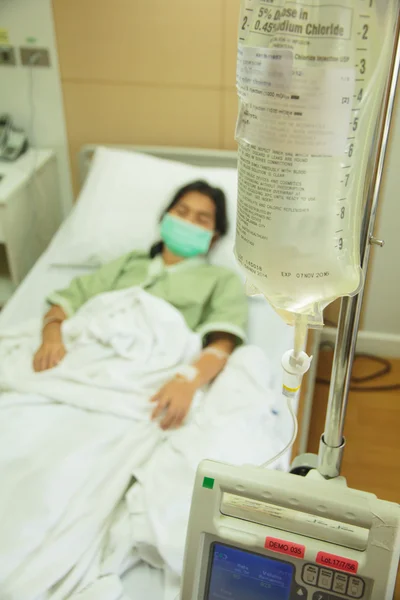 Patient hospitalisé avec goutte-à-goutte - Image stock — Photo