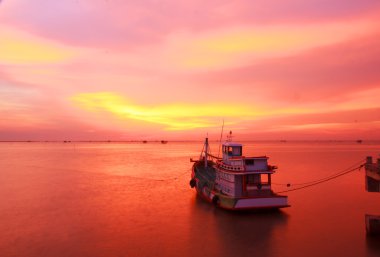 Hazır Fotoğraf - balıkçı tekneleri ve denizin akşam ve sunse