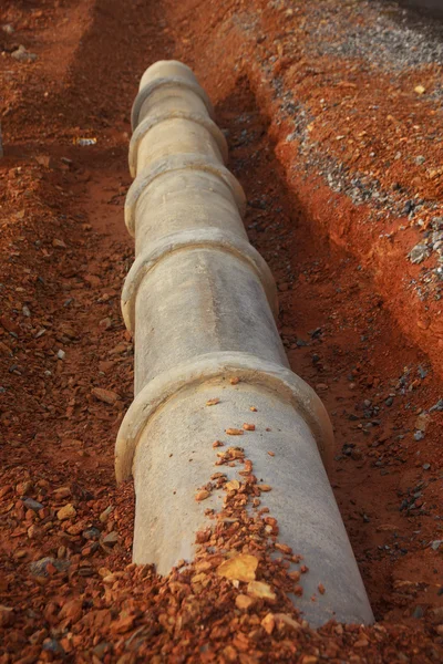 Foto de stock - zanja de tubería de cemento en el sitio de construcción — Foto de Stock