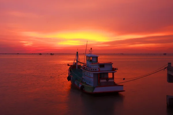 Stock Photo - Fishing boats and the sea in the evening and sunse — Stock Photo, Image