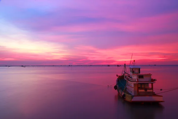Archivbild - Fischerboote und das Meer am Abend und bei Sonnenuntergang — Stockfoto