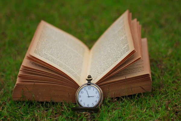 Stockfoto - Vintage antieke zakhorloge en pagina's van het boek — Stockfoto