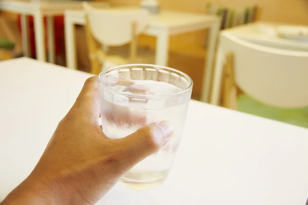 Foto d'archivio - mano che tiene un bicchiere d'acqua — Foto Stock