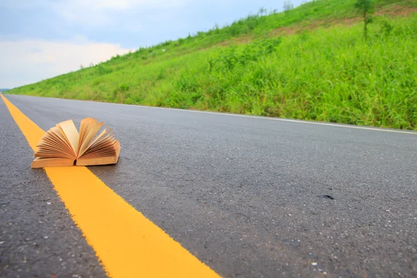 Foto de Stock - Libro abierto sobre la carretera al aire libre — Foto de Stock