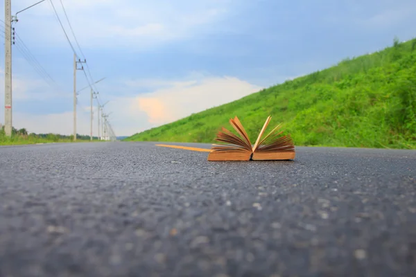 Fotografie vozidla - otevřená kniha na silnici venku — Stock fotografie