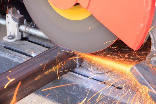 Foto stock - Trabalhador estão cortando aço — Fotografia de Stock
