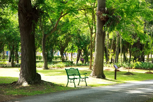 Foto stock - cadeiras verdes no jardim — Fotografia de Stock