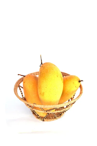 Fotografie vozidla - čerstvé mango ovoce v košíku na bílém pozadí — Stock fotografie