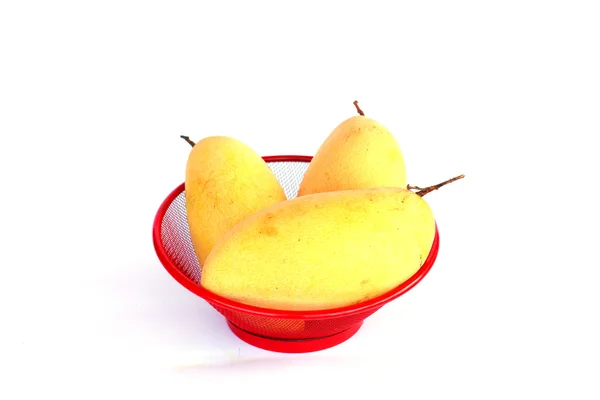 Foto de stock - fruta fresca de mango en cesta sobre un fondo blanco —  Fotos de Stock