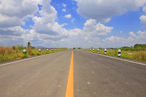 Hazır Fotoğraf - yol ve mavi gökyüzü bulut. — Stok fotoğraf