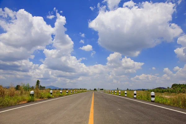 Foto de Stock - Carretera y nube en el cielo azul . —  Fotos de Stock