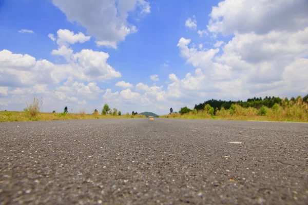 Stockfoto - weg en wolk op blauwe hemel. — Stockfoto